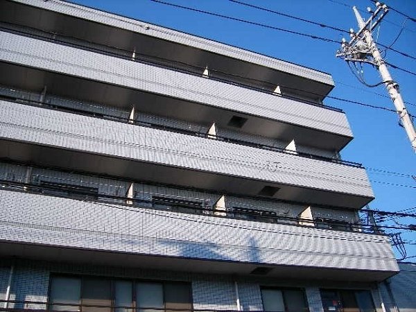 建物外観　鉄骨造りの外観