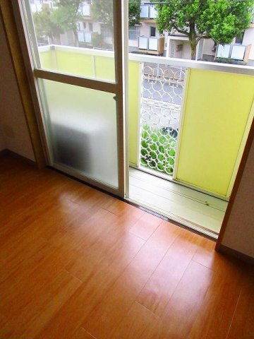 バルコニー　暖かな日差しのふりそそぐバルコニー