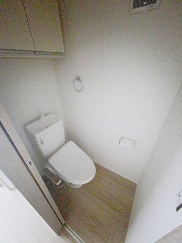 トイレ　落ち着いた色調のトイレです