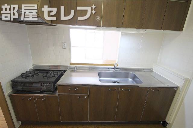 キッチン　２口コンロ付き段落ちキッチン。