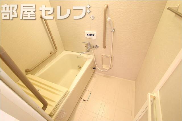 バス・シャワールーム　追い焚きもできる広々お風呂です。