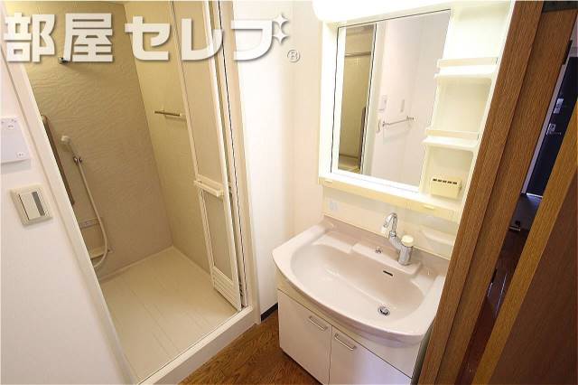 洗面設備　大きめな独立洗面台です。