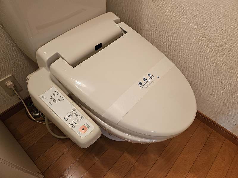 トイレ　＊別号室の写真になります。