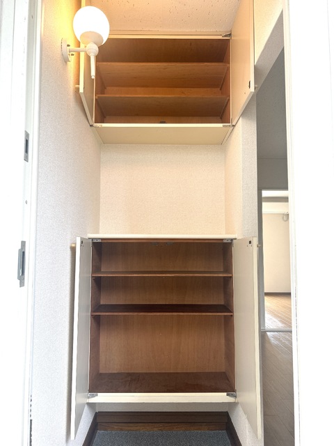 玄関　玄関の下駄箱収納