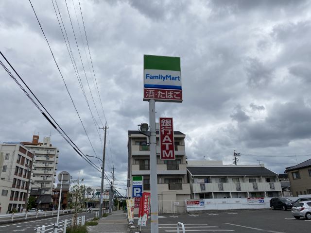 コンビニ　ファミリーマート（コンビニ）まで300m