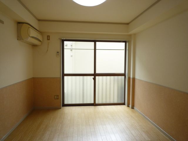 居室・リビング　洋室６帖（南向きで明るいお部屋です）