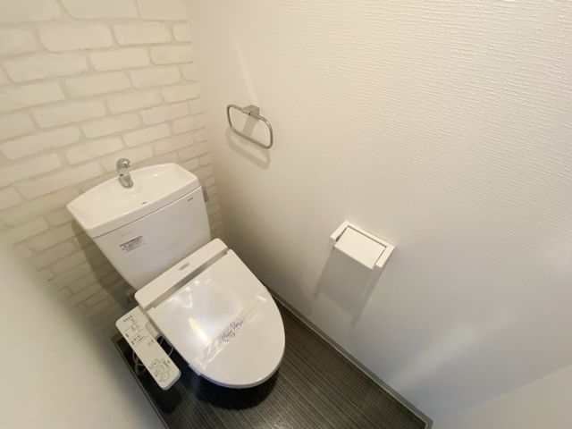 地下鉄御堂筋線 江坂駅 徒歩4分 8階建 築10年のトイレ写真