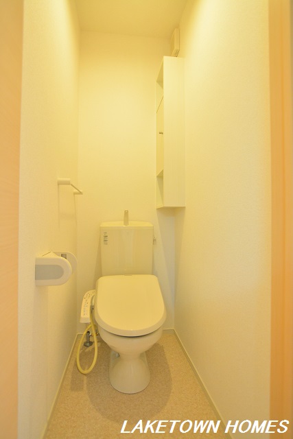 トイレ　扉付きの収納がある温水洗浄便座付のトイレです。