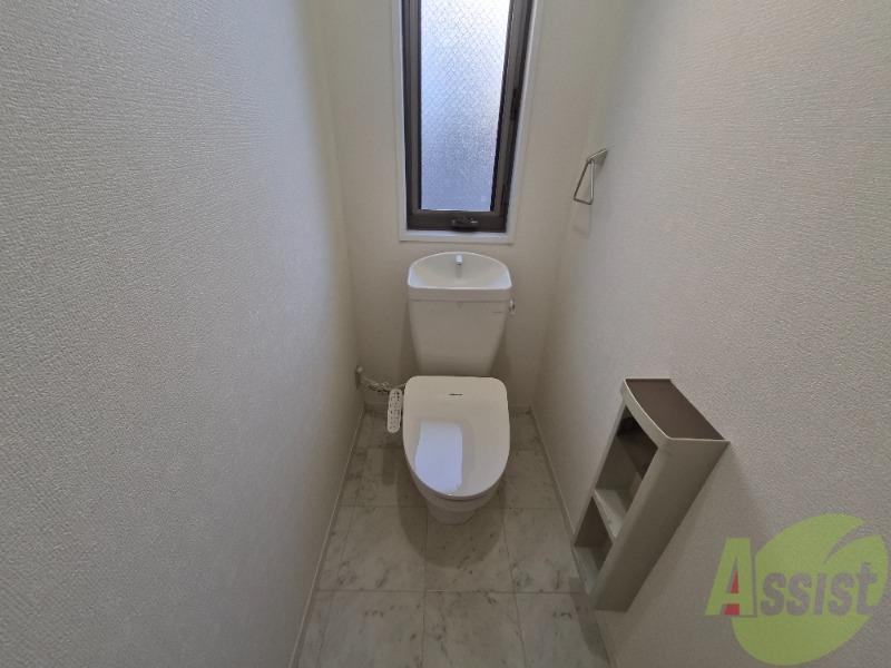 トイレ　トイレは温水洗浄便座付き。快適に過ごせそうですね。