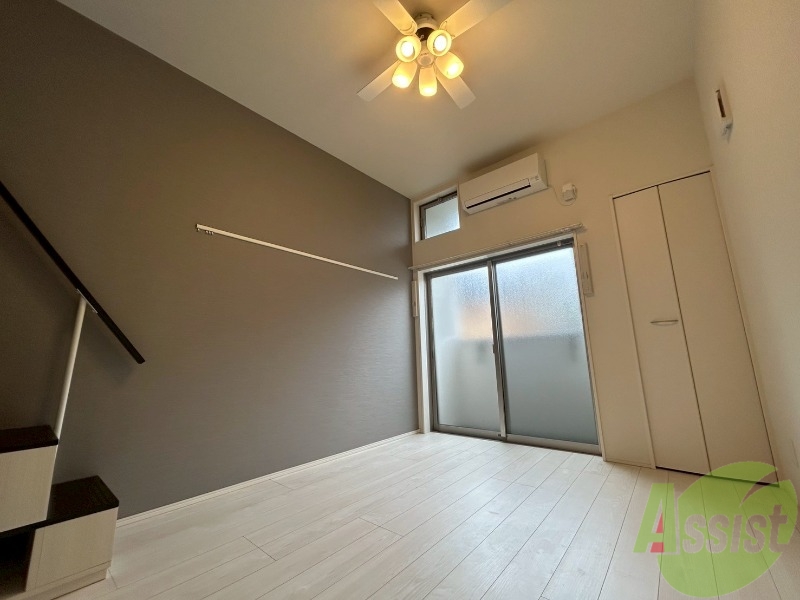 居室・リビング　６．４帖の洋室です。明るい雰囲気のあるお部屋です。