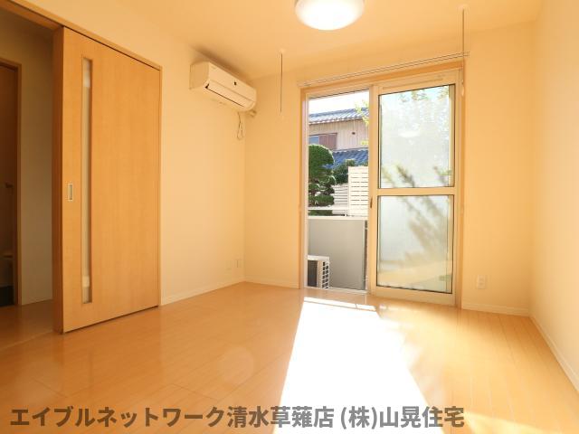 居室・リビング　こちらの居間で趣味の時間をお楽しみください