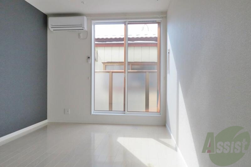 居室・リビング　明るいお部屋で、日が当たって気持ちいいですね。