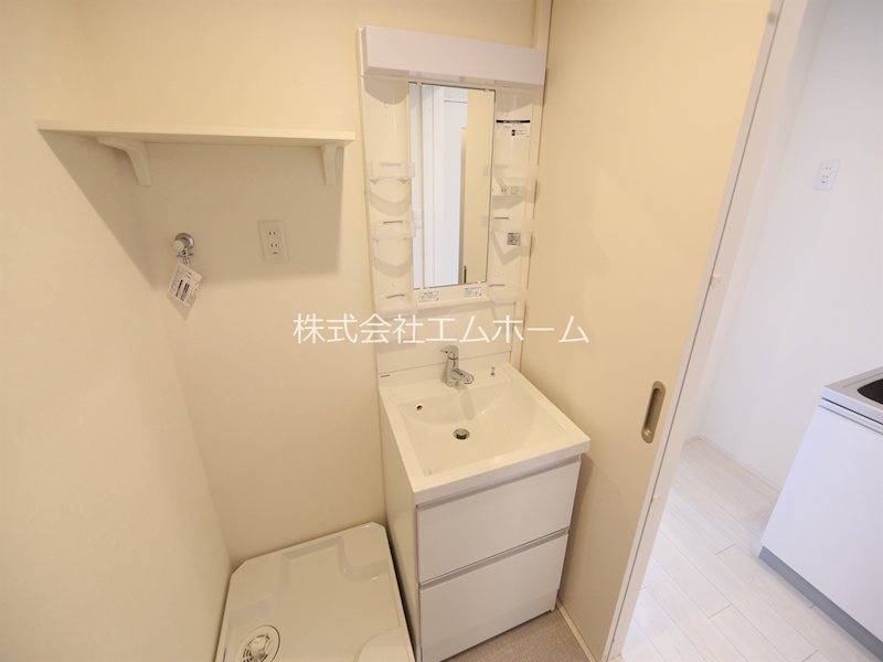 洗面設備　脱衣所　独立洗面台（シャンプードレッサー付）収納スペース有