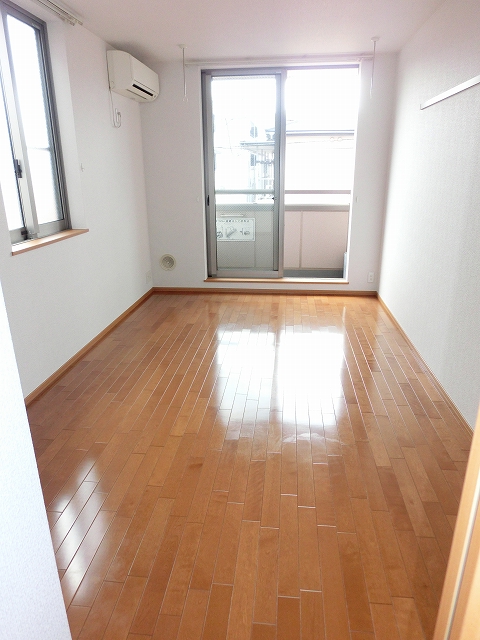 その他部屋・スペース　2面採光とれる8.3帖の洋室★