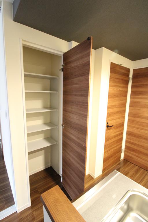 収納　キッチンには食器棚にもなるパントリーがあります！！