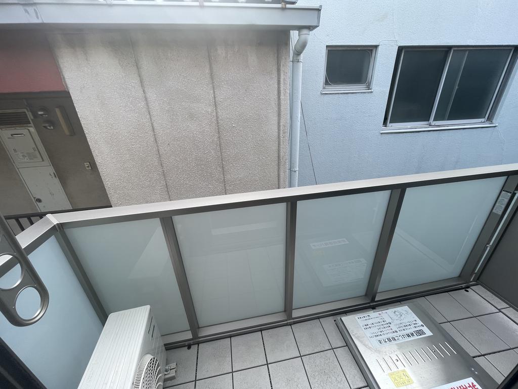 バルコニー　強化ガラスのフェンスは採光も可能です！！