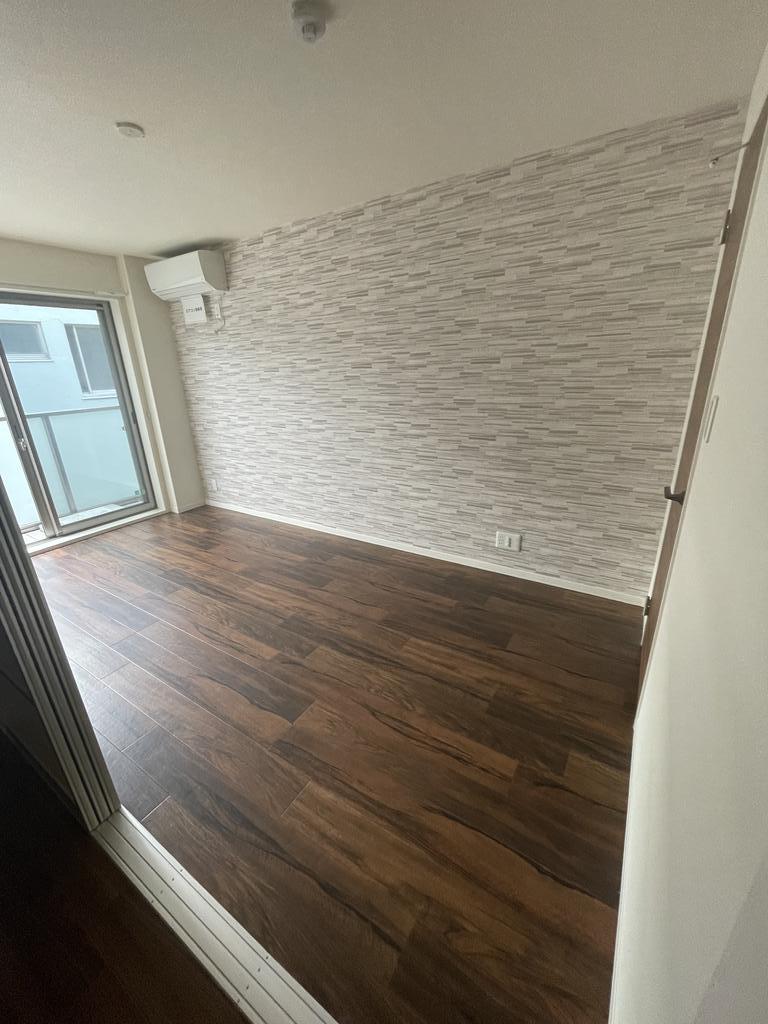 その他部屋・スペース　寝室は縦長で6.9帖、エアコン完備！！