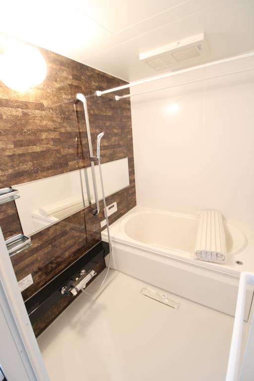 バス・シャワールーム　シックな壁面が特徴的で追焚は勿論、浴室乾燥も可能！！