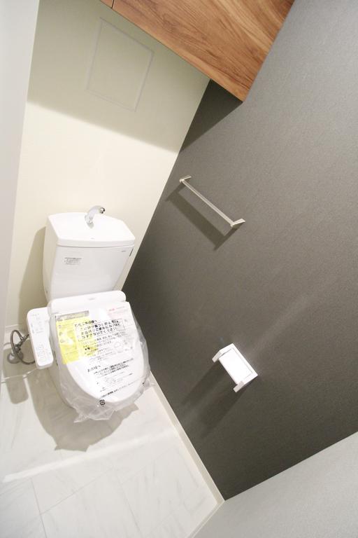 トイレ　ウォシュレット完備で上部には便利な収納もあります！！