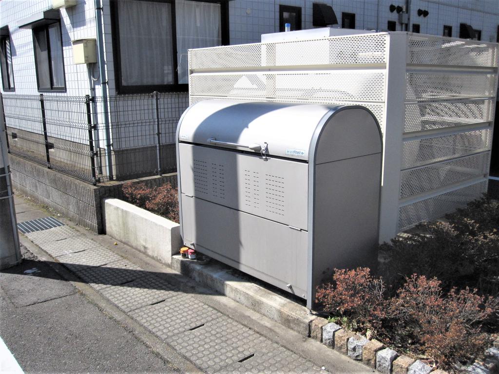 その他共有部分　敷地内にゴミ置き場があるので、毎日のゴミ出しがラクです！