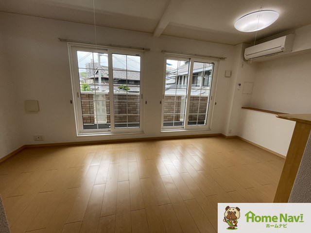 居室・リビング　LDK11.1帖。エアコン・照明付きです。