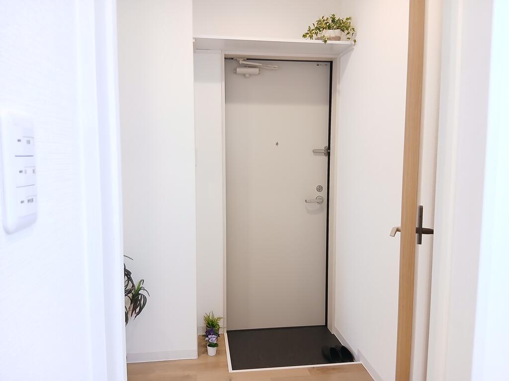 玄関　玄関ドア上にも棚があります！