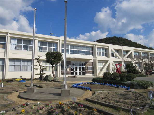 小学校　鳴門市立桑島小学校（小学校）まで970m