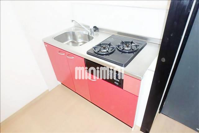 キッチン　赤を基調とした珍しい色のキッチンです。