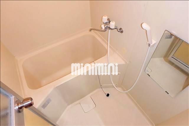 バス・シャワールーム　清潔なバスルームです。