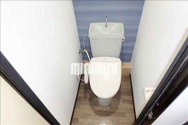 トイレ　トイレにもアクセントクロス。ウォシュレット機能も付いてます。