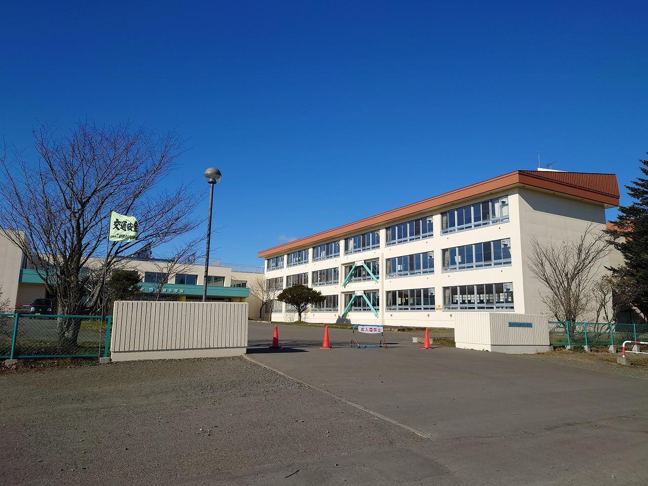 小学校　鶴野小学校（小学校）まで1000m