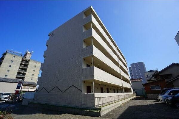 名古屋市港区名港のマンションの建物外観
