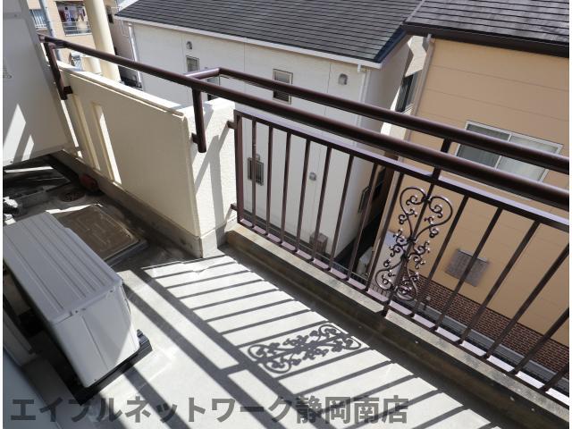 バルコニー　外からの目が気にならないバルコニーで洗濯物が干せます