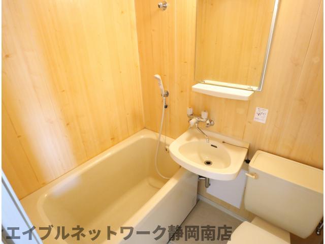 バス・シャワールーム　落ち着いた空間のお風呂です