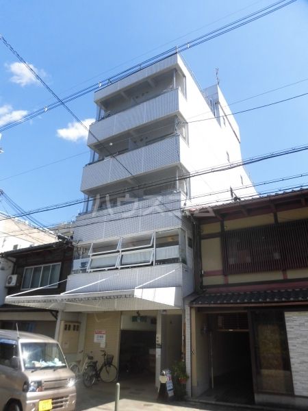 京都市上京区西町のマンションの建物外観