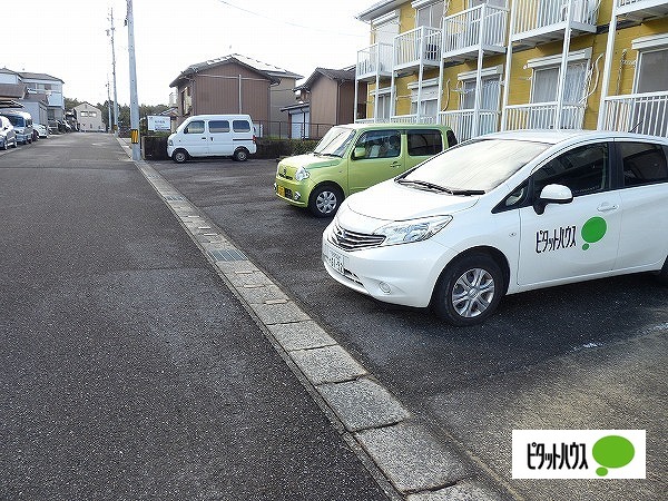 【知多郡美浜町河和台のアパートの駐車場】