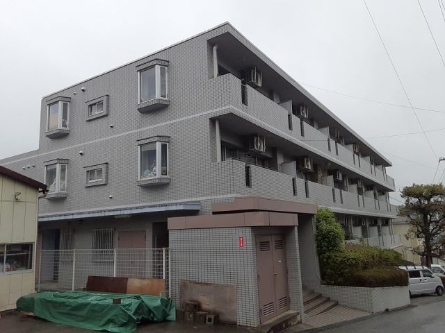 川崎市多摩区長沢のマンションの建物外観