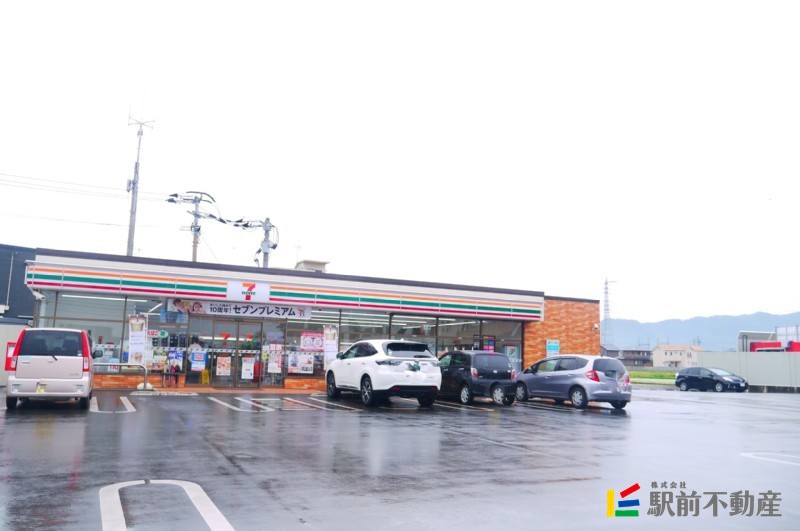 コンビニ　セブンイレブン朝倉三輪依井店（コンビニ）まで700m