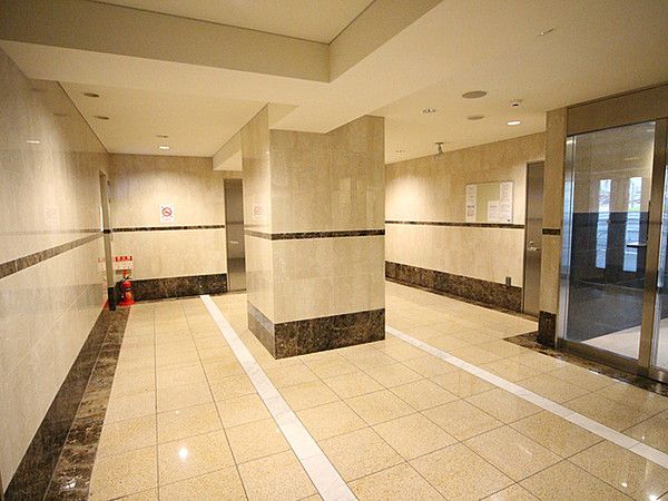 【港区六本木のマンションのロビー】