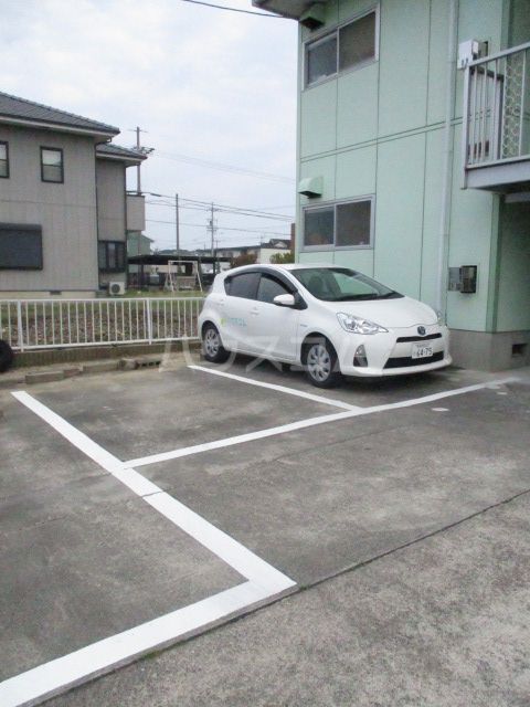 【セジュール下条の駐車場】