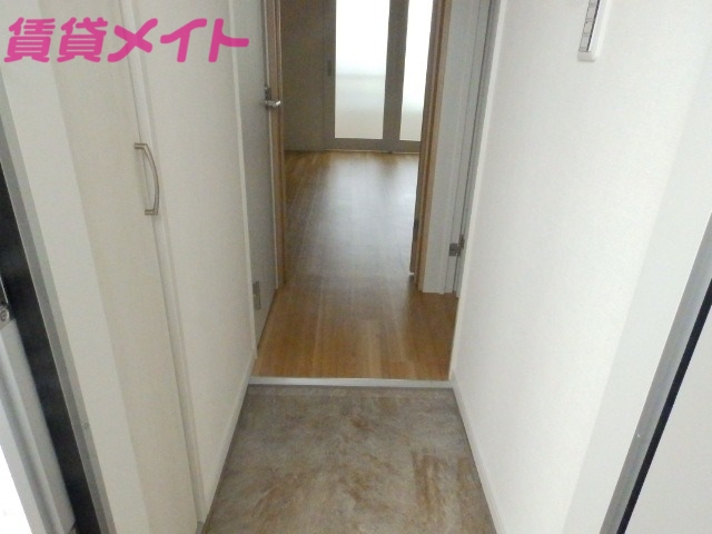 玄関　同物件別室の写真です