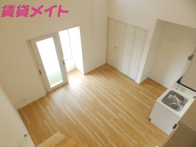 居室・リビング　同物件別室の写真です