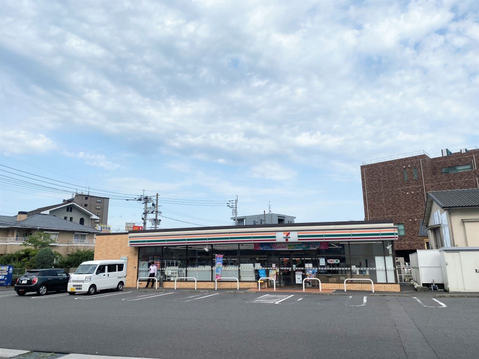 コンビニ　セブンイレブン（コンビニ）まで880m
