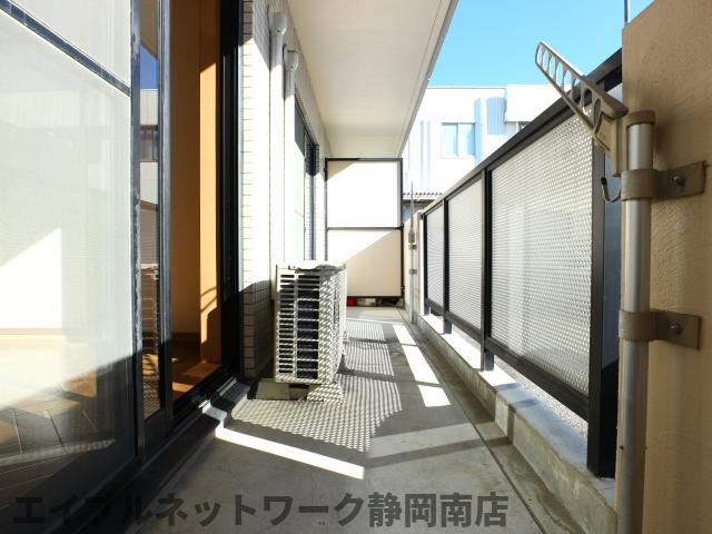 【静岡市駿河区西脇のマンションのバルコニー】