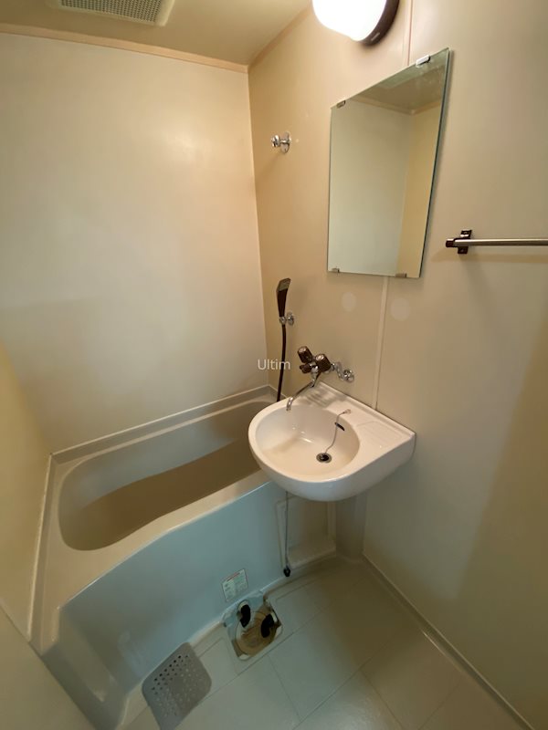 バス・シャワールーム　違うお部屋の写真です。ご参考までに