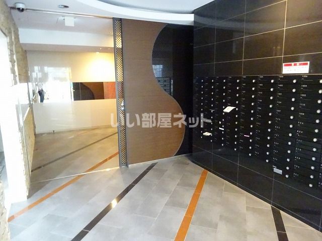 【神戸市中央区海岸通のマンションのロビー】