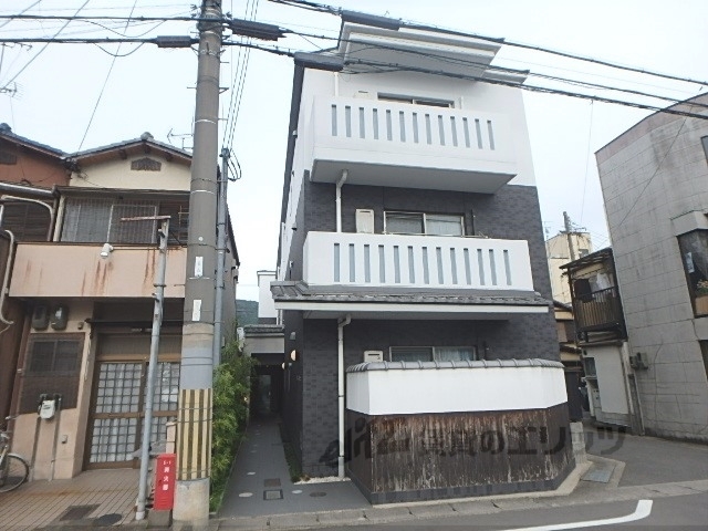 【京都市山科区大宅烏田町のマンションの建物外観】