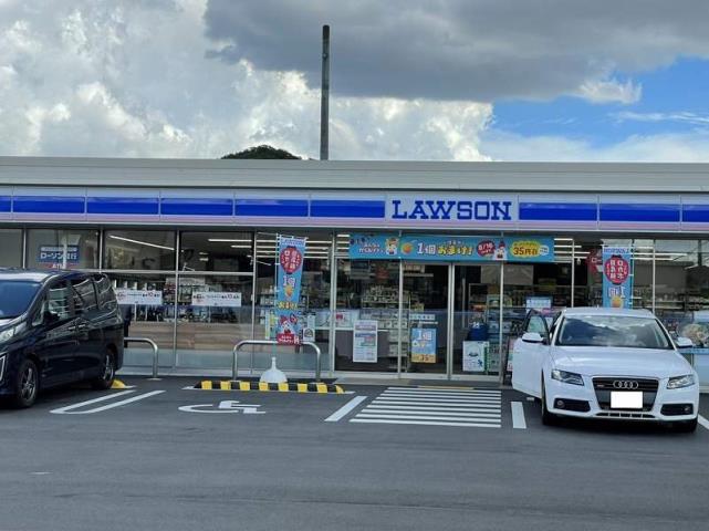 コンビニ　ローソン（コンビニ）まで820m