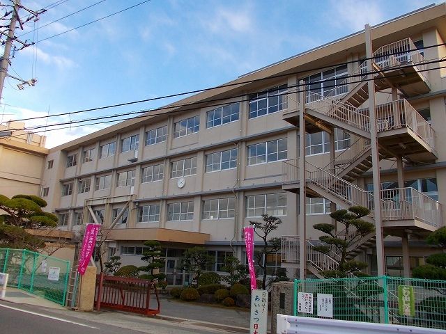 中学校　加茂中学校（中学校）まで1000m