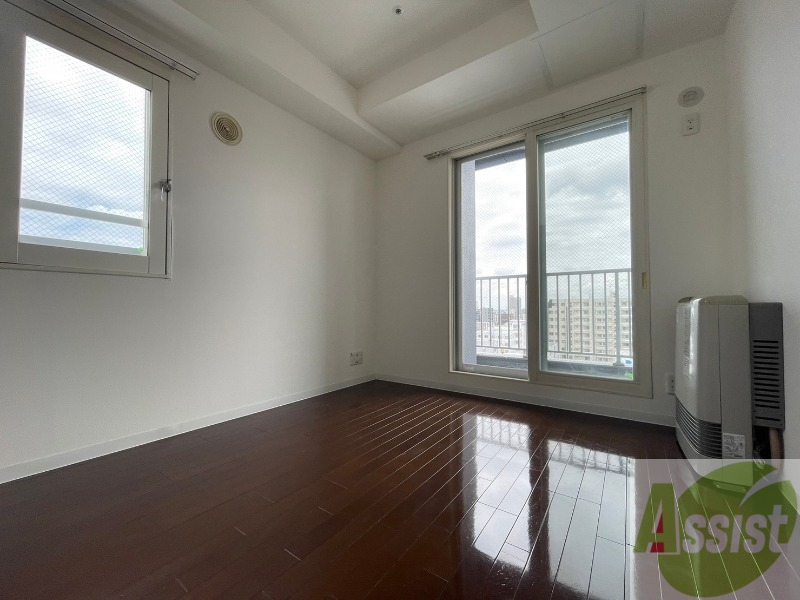 その他部屋・スペース　寝室はこちらです。光が差し込む、温かみのあるお部屋です